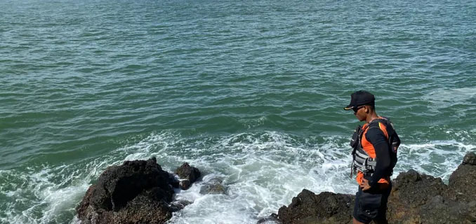 Dua Pemancing Terseret Ombak di Sukabumi