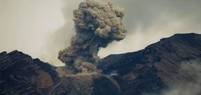 Erupsi Dahsyat Semeru Semburkan Abu 2.000 Meter