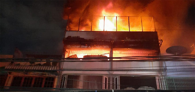 Kebakaran Hanguskan Ruko Tiga Lantai di Tamansari Jakbar