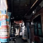 Kehidupan Warga di Gang Sempit Stasiun Kampung Bandan