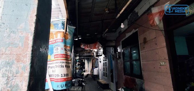 Kehidupan Warga di Gang Sempit Stasiun Kampung Bandan