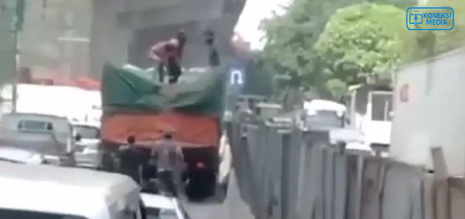 Viral ‘Bajing Loncat’ Jarah Truk di Cakung, Polisi Selidiki